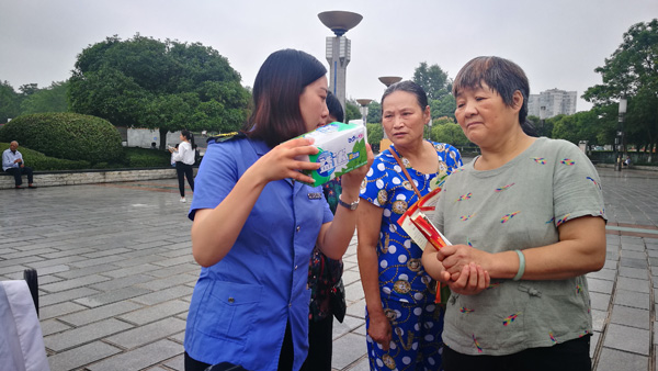 图片默认标题_fororder_工作人员向市民工作人员向市民宣讲食品安全问题-摄影-任徐