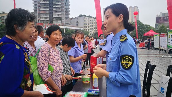 图片默认标题_fororder_工作人员向市民宣讲食品安全法律法规标准-摄影-任徐