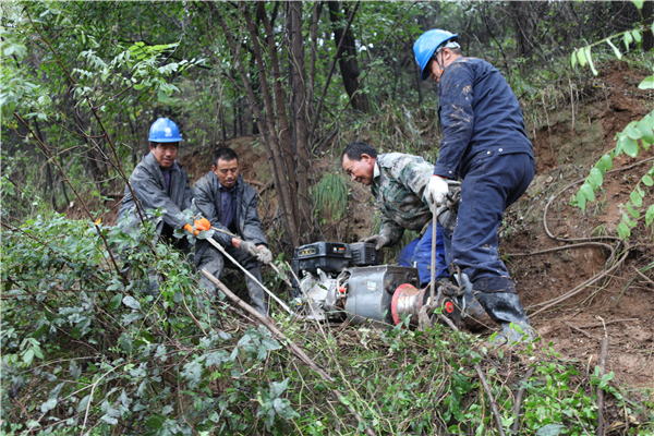 国网延安供电公司:翻山辟路 冒雨恢复89户村民供电_fororder_mtxx02
