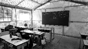 开学俩月无资质学校帐篷当教室
