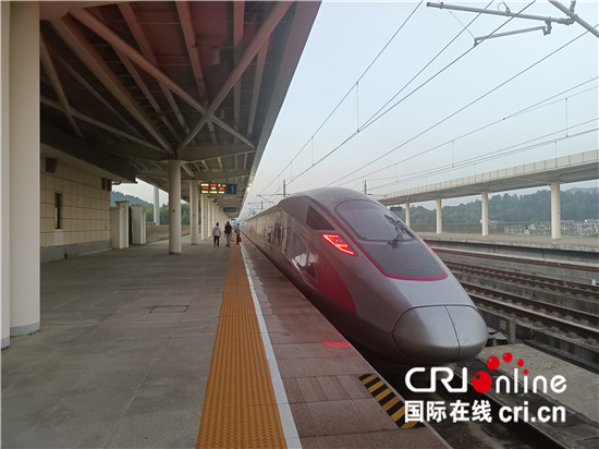 这个占地2000多平方米的小站共有2个站台,被称为"中国最小的高铁站".