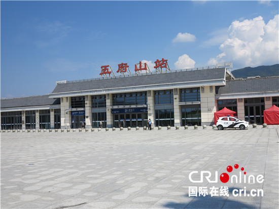 这个占地2000多平方米的小站共有2个站台,被称为"中国最小的高铁站".
