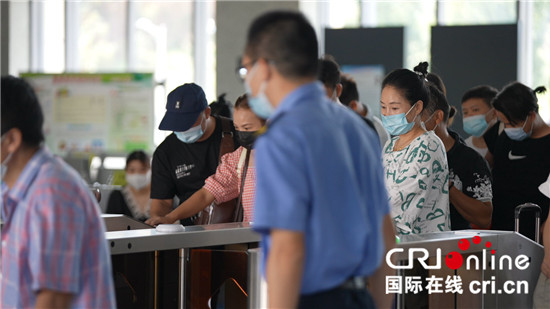 (高铁时代)系列图文报道之一:打卡全国最小高铁站——五府山站_fororder_图5 乘客通过闸机.JPG