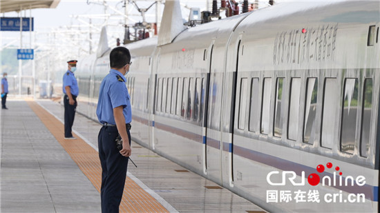 (高铁时代)系列图文报道之一:打卡全国最小高铁站——五府山站_fororder_图7 经停五府山站的高铁.JPG