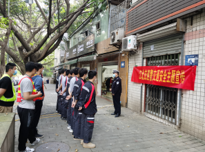 OK【B】重庆江北交巡警进企业开展”一盔一带“安全宣传活动