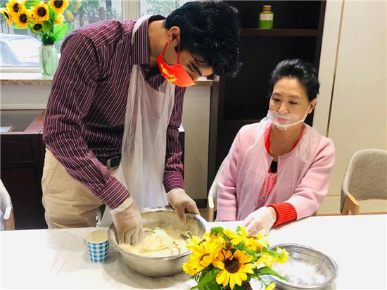 吃重阳糕、做荷包 外籍友人与辽宁老人共度重阳节_fororder_重阳3_副本