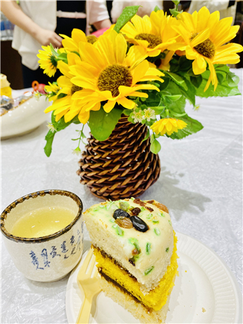 吃重阳糕、做荷包 外籍友人与辽宁老人共度重阳节_fororder_外籍友人卢克曼在活动现场将所有重阳节元素组合拍照留念 供图 卢克曼