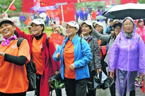 2021年“我们的节日·重阳”相关活动举行 200余名老年人登高健步走
