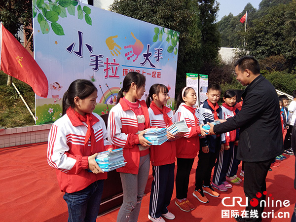 图片默认标题_fororder_杨场政府领导为同学们赠送环保书籍摄影-刘瑞