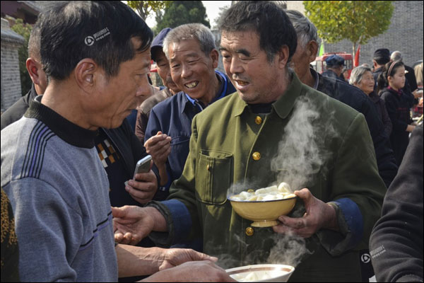 งานวัดหมู่บ้านอู่ซิงชุน มณฑลเหอหนาน จัดกิจกรรมร้อยคนร่วมห่อเกี๊ยวแจกคนชราพันคน เพิ่มความอบอุ่นรับหน้าหนาวมาเยือน