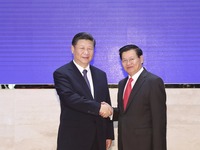 习近平会见老挝总理通伦(组图)