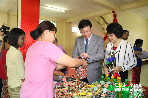 中国驻缅甸使馆向仰光玛利·查普曼聋哑学校捐