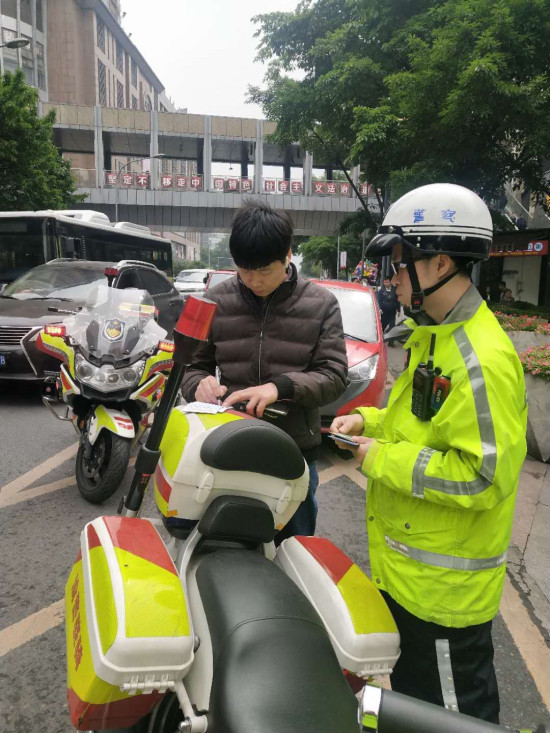 【CRI专稿 列表】重庆南岸交巡警多项措施治理城市交通堵点乱点