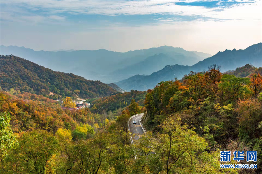 河南平顶山：公路弯弯山绚烂