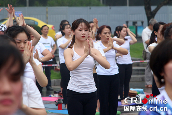 重庆500余人户外同练瑜伽庆祝国际瑜伽日TVT体育app(图3)