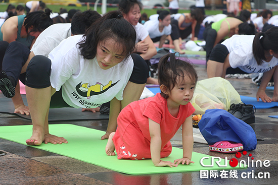 重庆500余人户外同练瑜伽庆祝国际瑜伽日TVT体育app(图5)