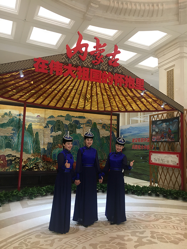 图片默认标题_fororder_1. 新闻发布厅外场被布置成蒙古包的样子