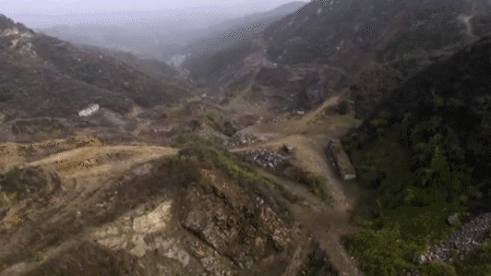 把荒山秃岭留给历史,把绿水青山留给未来 |《美术经典中的党史》邀您走近油画《太行山上的新愚公——李保国》……