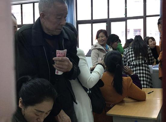 家长被学校劝捐千元感恩费 教育局：正调查