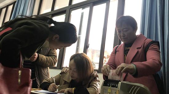家长被学校劝捐千元感恩费 教育局：正调查