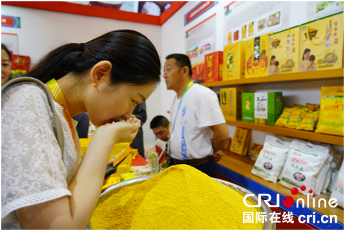 急稿【河南原创】第二届中国粮食交易大会在郑州开幕  “山西小米”人气旺