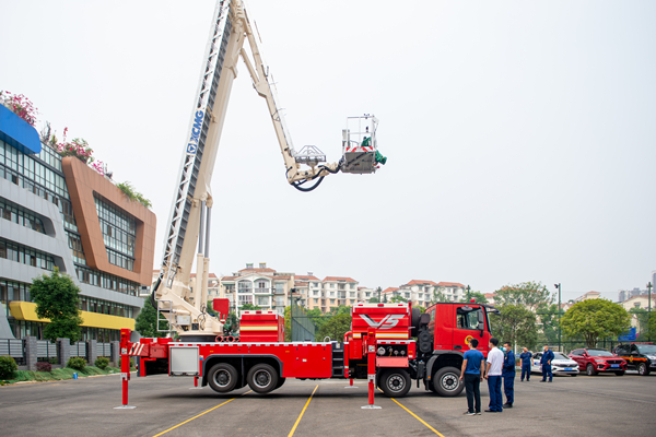 图片默认标题_fororder_登高平台消防车顺利抵达四川绵阳市消防救援