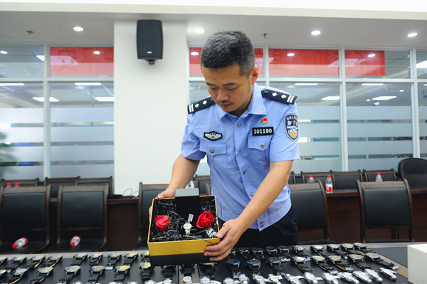 【Ok】【B】重庆渝中警方联合市局打假总队破获一起售假案 缴获1500块“名表”