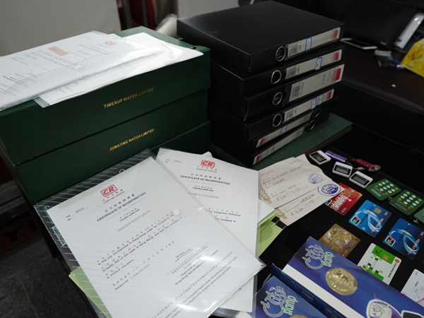 【Ok】【B】重庆渝中警方联合市局打假总队破获一起售假案 缴获1500块“名表”