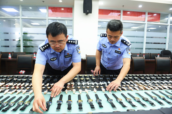 【Ok】【B】重庆渝中警方联合市局打假总队破获一起售假案 缴获1500块“名表”