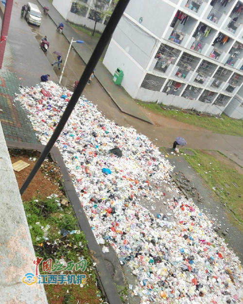 江西高校宿舍楼垃圾“堆积成河” 学生捏鼻进出