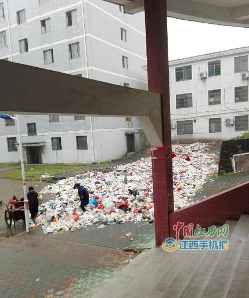 江西高校宿舍楼垃圾“堆积成河” 学生捏鼻进出