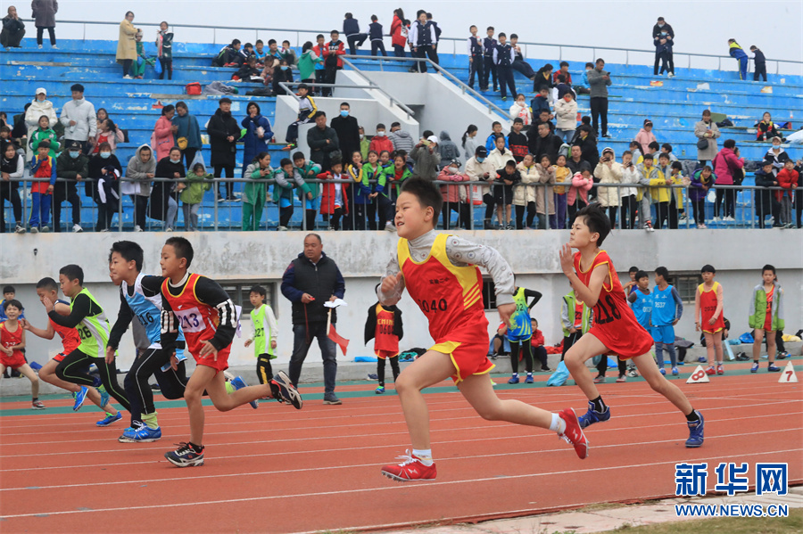 河南开封：中小学运动会上展风采
