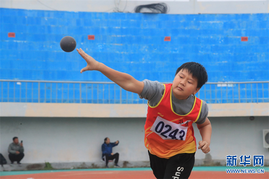 河南开封：中小学运动会上展风采