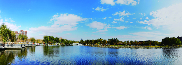 长春三佳湖公园绿化景观错落有致 吸引众多游客来此游玩