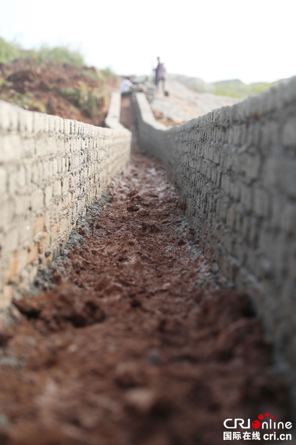 图片默认标题_fororder_新砌的引水沟渠