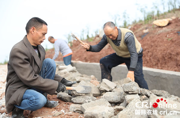 图片默认标题_fororder_村民和业主积极参与水渠修建