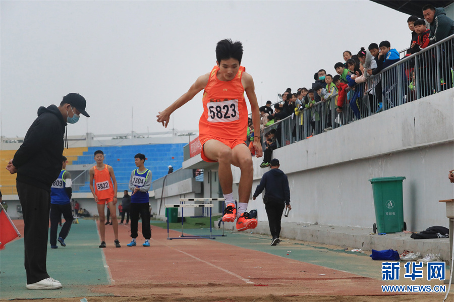 河南开封：中小学运动会上展风采