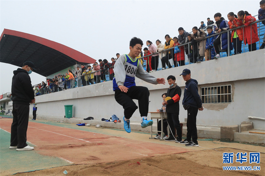 河南开封：中小学运动会上展风采