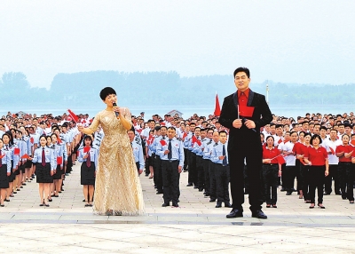 【图说4】许昌市鄢陵县万人同唱《我和我的祖国》