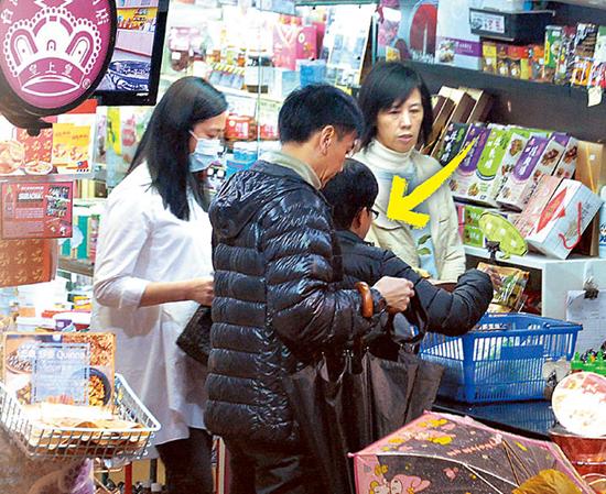 50岁朱丽倩挺二胎孕肚购物 助手保镖紧跟小心护驾