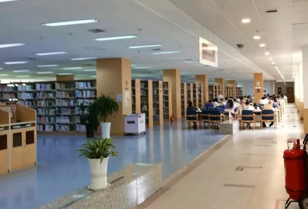 (转载)“一座难求”!委员建言“扩群”公共图书馆,着力推动全民阅读