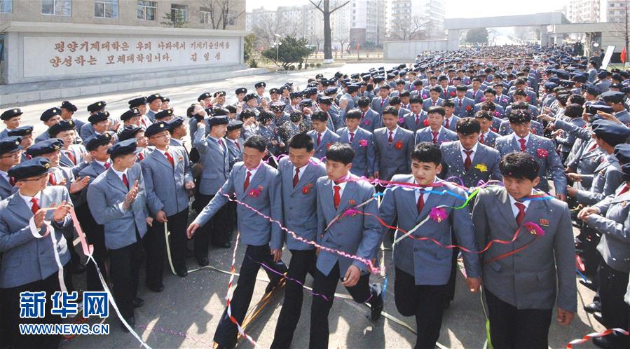 4月1日,朝鲜大学生参加开学典礼.新华社/朝中社