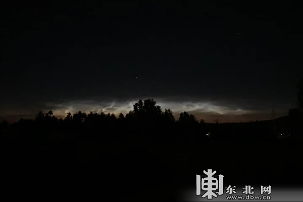 唯美!北极漠河上空出现夜光云