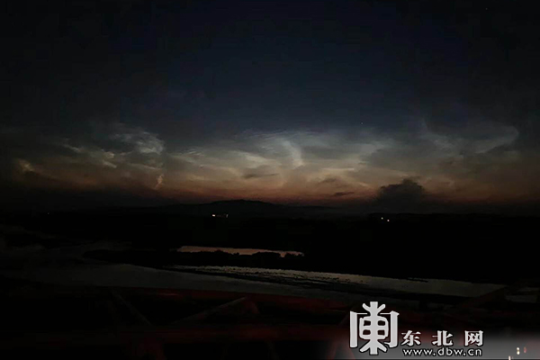 唯美!北极漠河上空出现夜光云