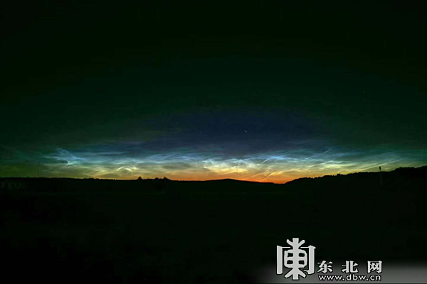 唯美!北极漠河上空出现夜光云
