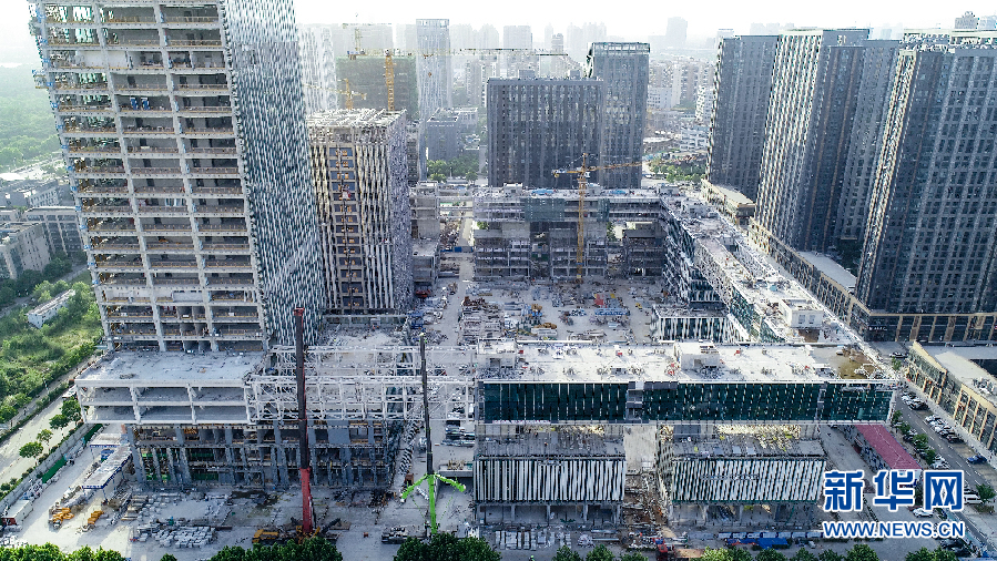 华中首个“云办公”双层钢连廊合龙