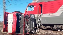 俄罗斯阿穆尔州一火车与卡车相撞 致1人死亡