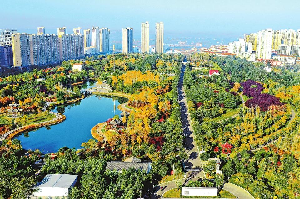 洛阳市孟津区河图公园：湖水清澈 树木斑斓