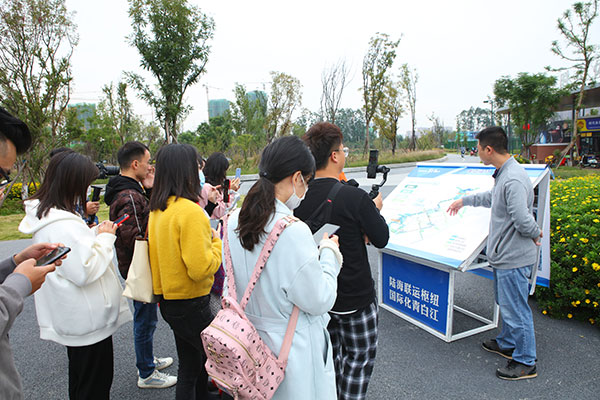 2021年成都生态环境文化宣传媒体采风活动走进青白江区_fororder_工作人员为媒体采风团讲解长流河公园的基本情况-供图--成都市生态环境局