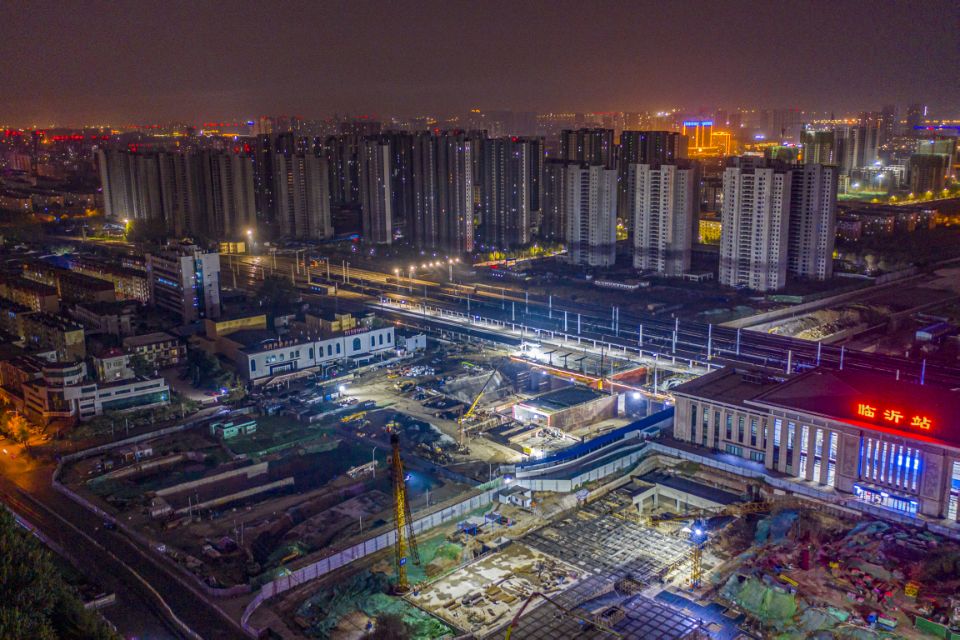沂蒙路南北贯通!国内在建下穿铁路股道最多顶进桥成功就位